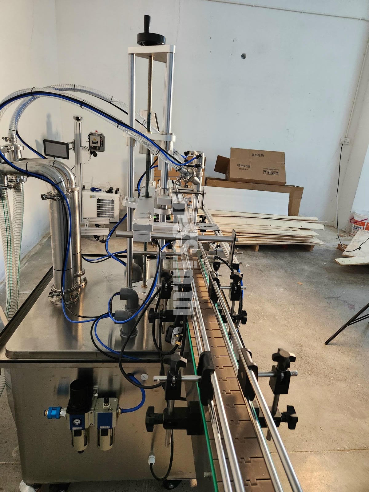 Double-head liquid filling machine + extended conveyor - Image 4